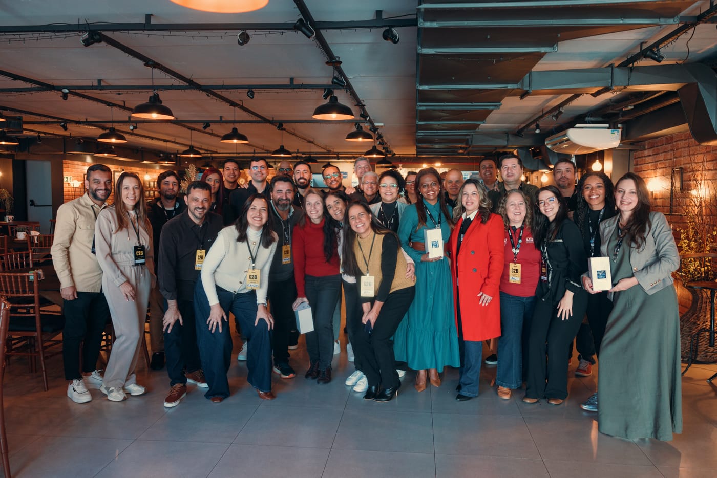 Equipe de voluntários e liderança do C2B VOLTS reunida, sorrindo