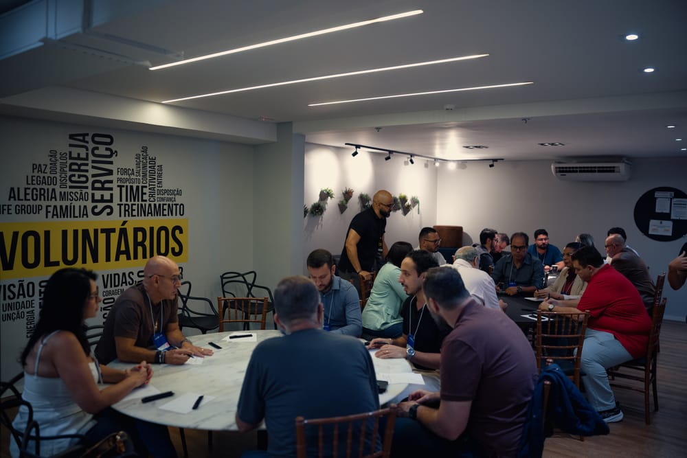 Parede da Paz Church com as palavras Voluntários, Serviço, Família, Propósito